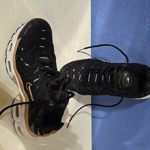 NIKE AIR MAX PLUS LOW BLACK METALLIC GOLD  Athletic Sneakers SIZE 7.5 WOMEN